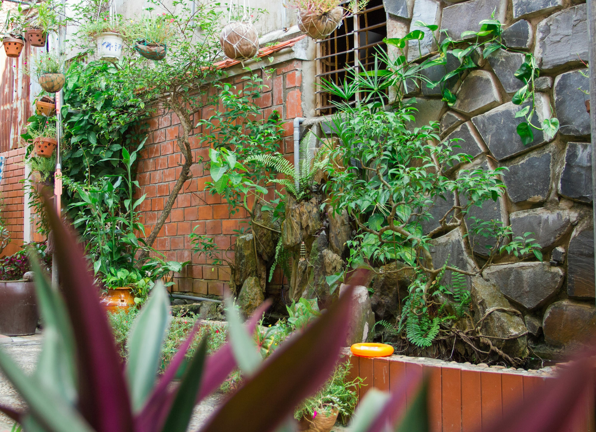 Red Ceramics Homestay Хойан Экстерьер фото
