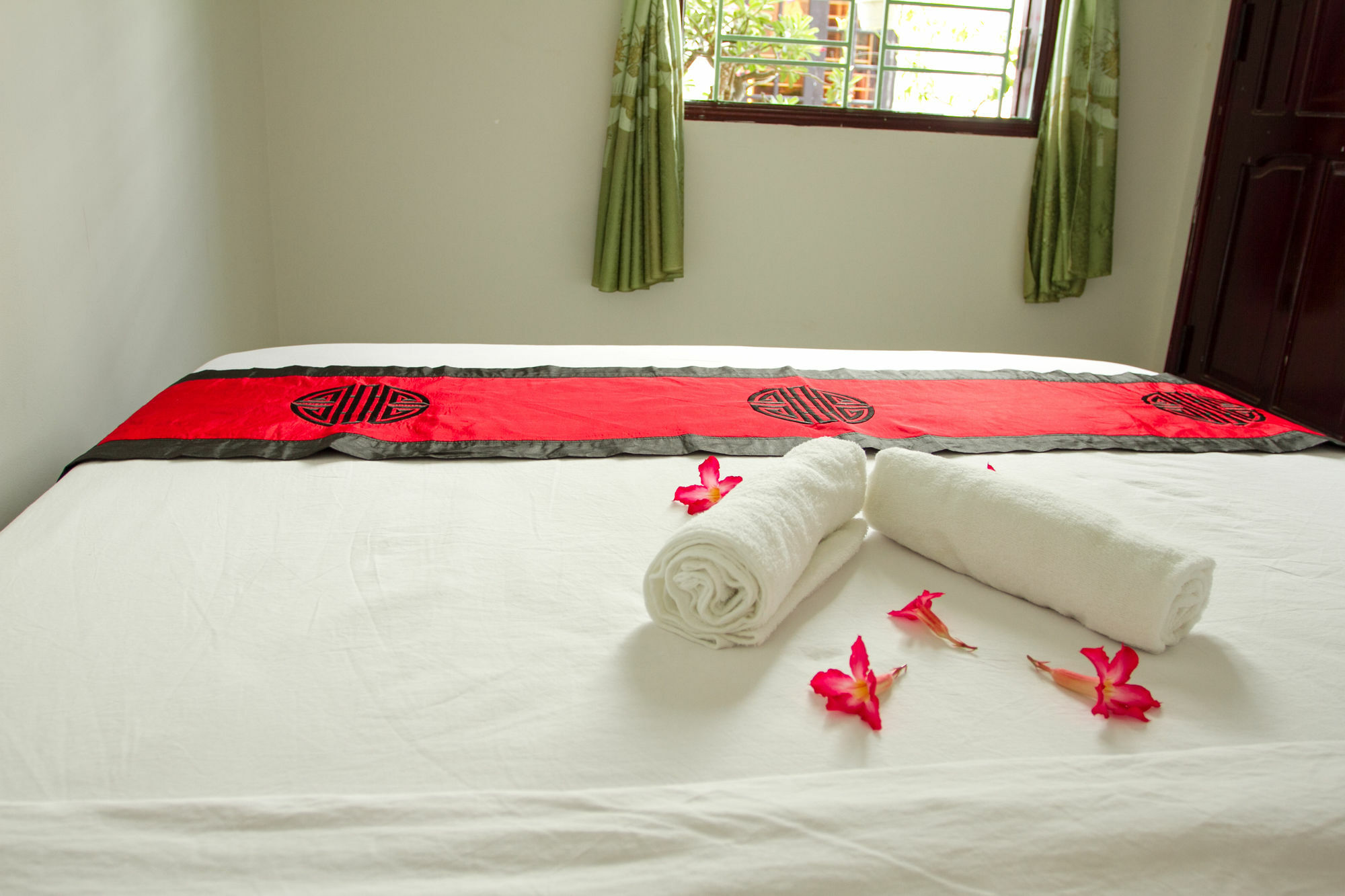 Red Ceramics Homestay Хойан Экстерьер фото